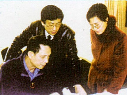 在座談會(huì)上華裔、南非客商通過(guò)攝像機(jī)交流